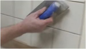 memasang keramik dinding